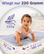 Baby kuschelt mit weicher Baumwoll Babydecke