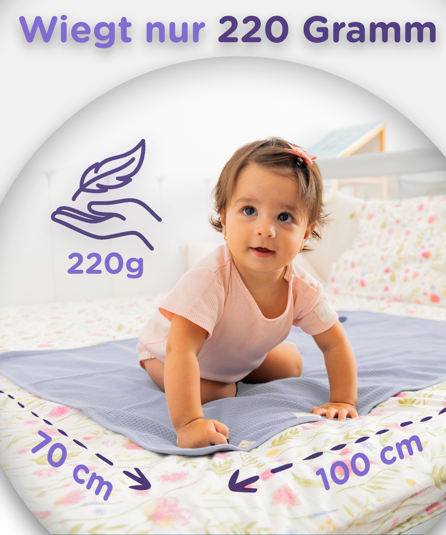 Baby kuschelt mit weicher Baumwoll Babydecke