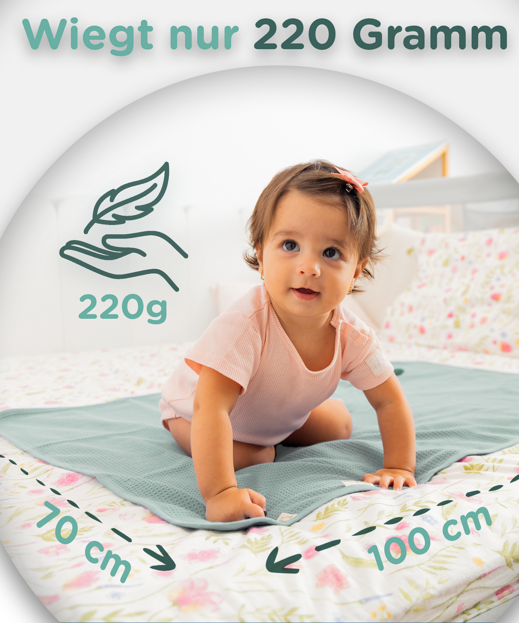 Baby_kuschelt_mit_weicher_Baumwoll_Babydecke