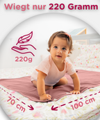 Baby_kuschelt_mit_weicher_Baumwoll_Babydecke rosa