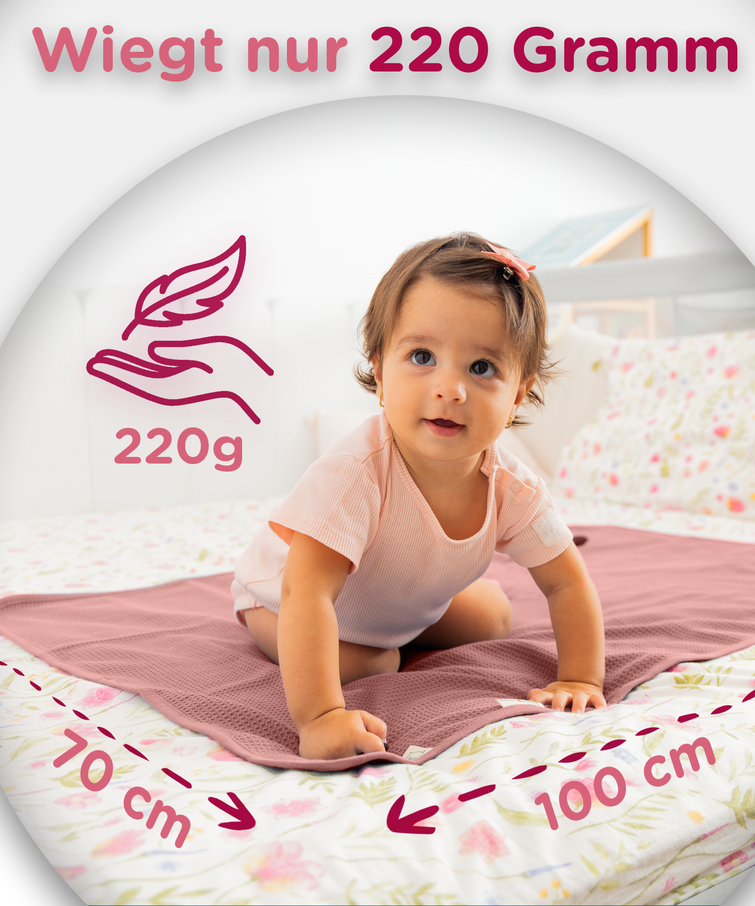 Baby_kuschelt_mit_weicher_Baumwoll_Babydecke rosa