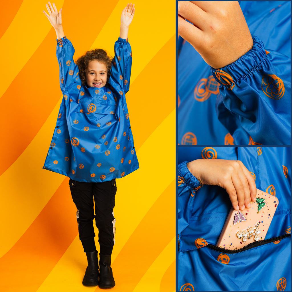Blauer Regenponcho für Kinder in der Rückansicht