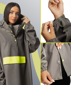 Grauer Regenponcho für Damen beim Fahrradfahren