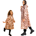 Wasserdichte Regenponchos für Mutter und Kind von Jubi im Leo Design