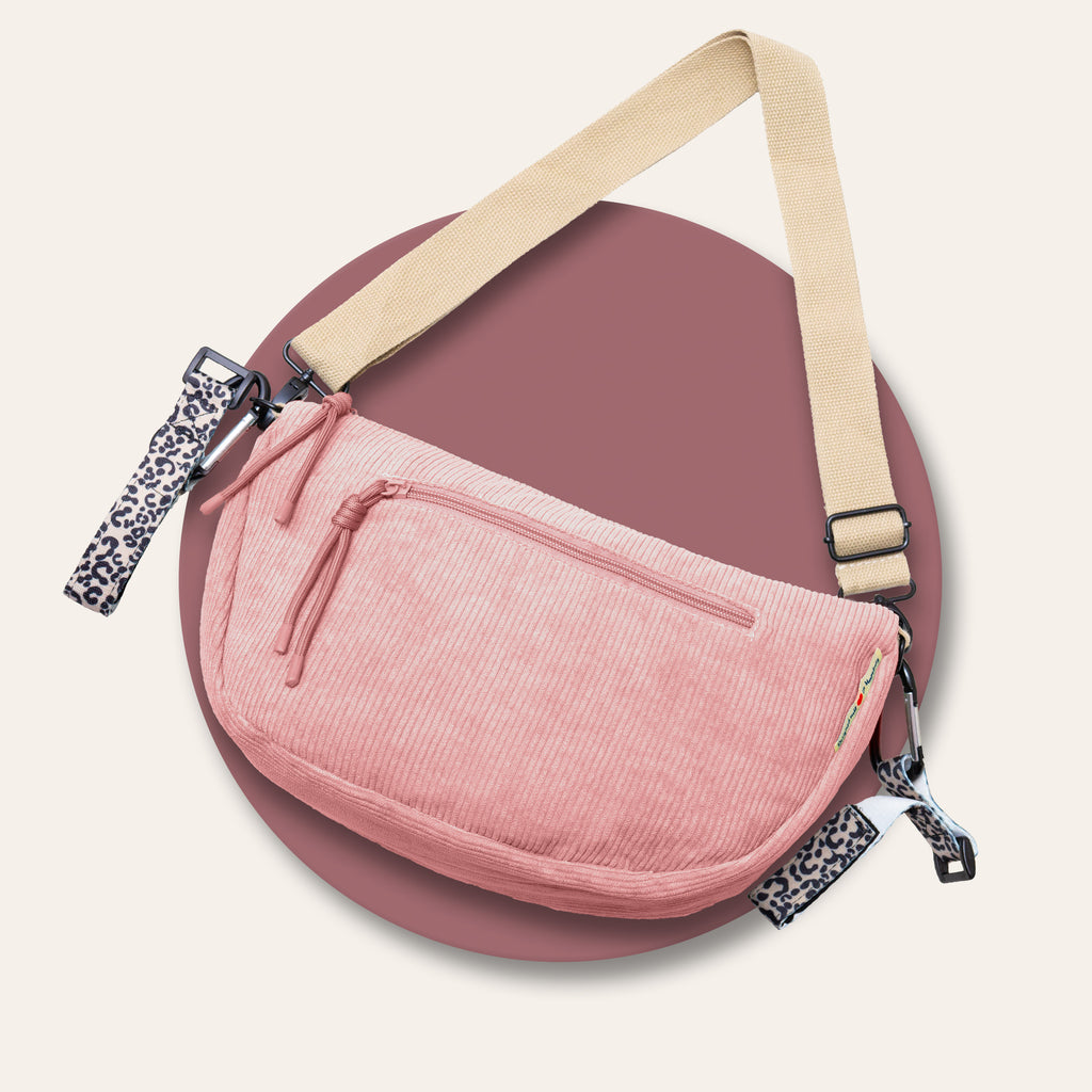 Crossbody Wickeltasche im Moonbag Stil im Alltag mit Baby