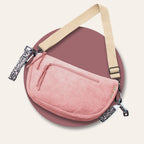 Crossbody Wickeltasche im Moonbag Stil im Alltag mit Baby
