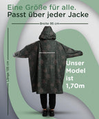 Grüner Regenponcho für Damen in der Stadt getragen